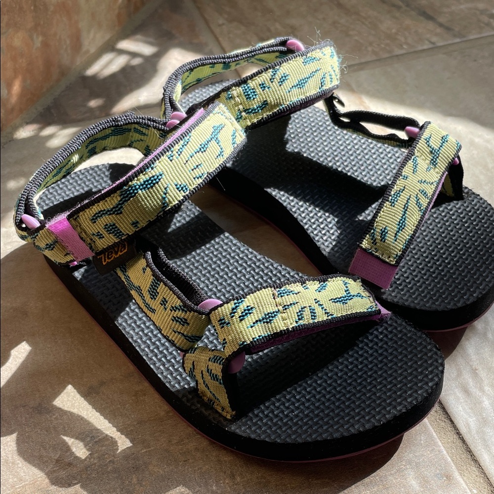 NWOT Teva Kids Universal Black and Yellow Patterned Sandals
